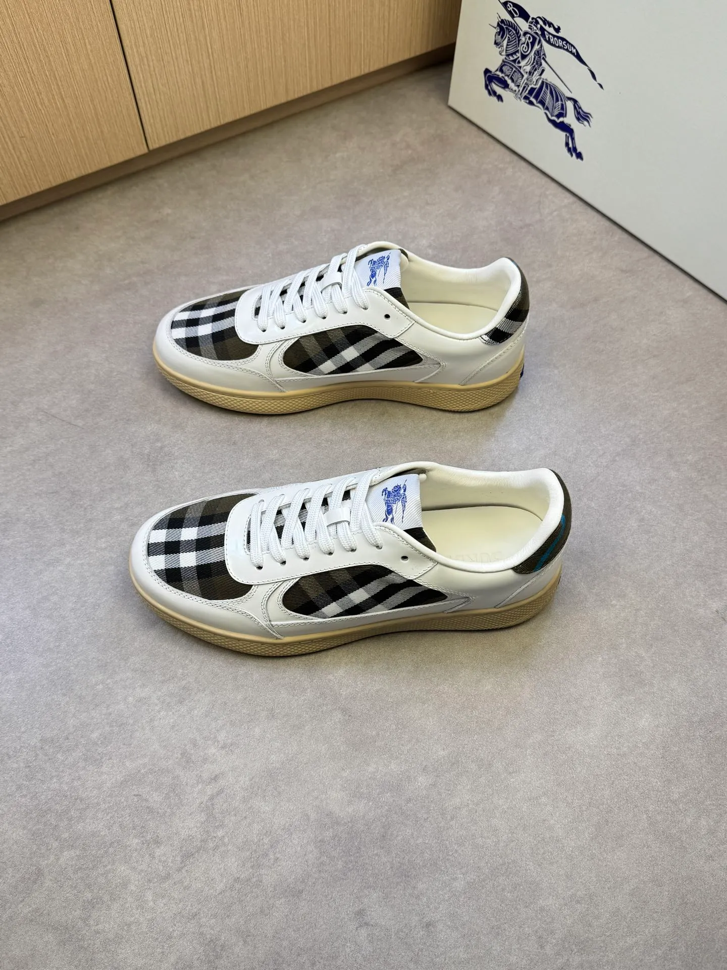 P400 [BURBERRY] Burberry casual sports sneakers - Upper: imported 🔝 open edge beaded calfskin, brand totem cloth, tongue brand cloth label - Inner: water-dyed cowhide - Outsole: ultra-light TPR rubber; two-color molded outsole - Super high quality control·Fine workmanship: highlighted (high-end, extravagance, grade) -Size: 38-44 (Male 45, can be customized)·BBR0372